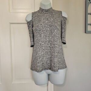 Snap Gray Off-the-Shoulder Sweater